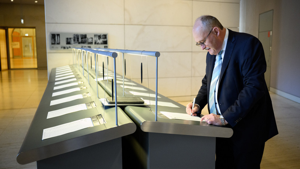 Bisher wird die Anwesenheit der Bundestagsabgeordneten mit Papierlisten dokumentiert.