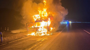 Geladen hatte er Briefe und Pakete: LKW auf A7 abgebrannt