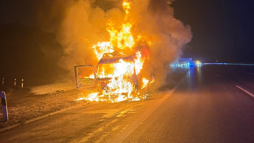 Als die Feuerwehr eintraf, stand der 7,5-Tonner bereits komplett in Flammen. 