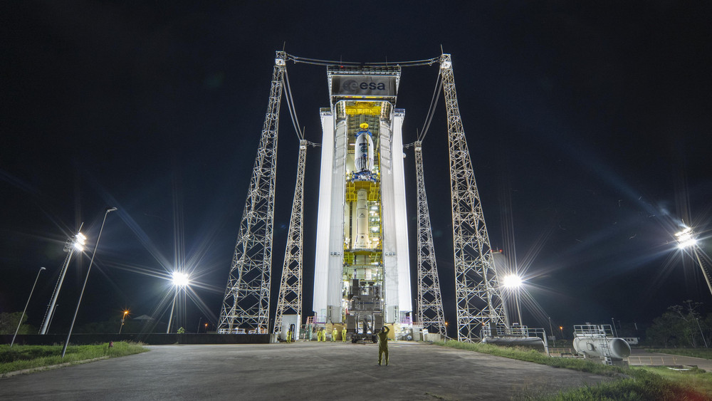 Die Vega-C-Rakete steht startbereit am europäischen Weltraumbahnhof in Kourou.