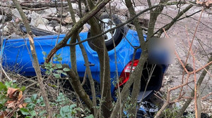 Missglücktes Überholmanöver: Pkw kracht Böschung runter und überschlägt sich