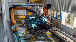 Automatisierte Oberflächenbearbeitung im BMW Group Werk Regensburg - Lackieren