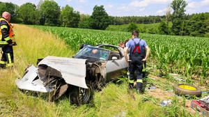 Sportwagen landet bei Dipperz im Feld
