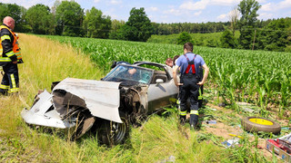 Sportwagen landet bei Dipperz im Feld