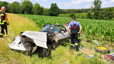 Sportwagen landet bei Dipperz im Feld