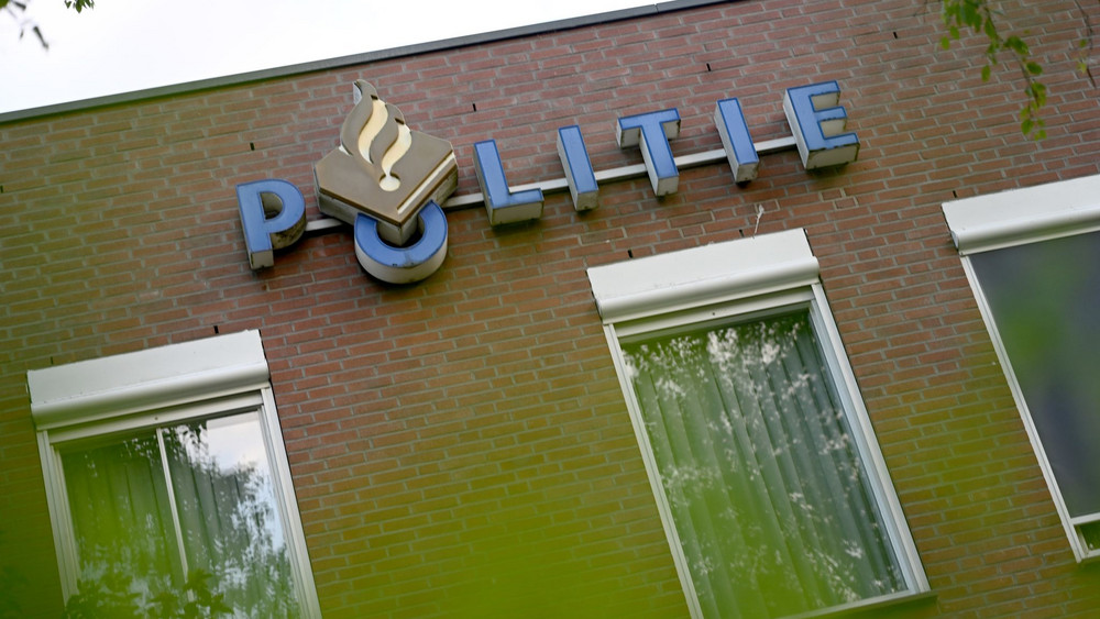 Schriftzug "Politie" an einem Polizeirevier