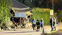 21 Jähriger fährt bei Wiesbaden in Garagengebäude