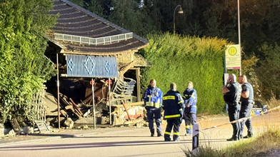 21 Jähriger fährt bei Wiesbaden in Garagengebäude