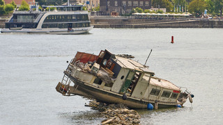 Schwimmkran soll gestrandete Jacht bei Rüdesheim bergen