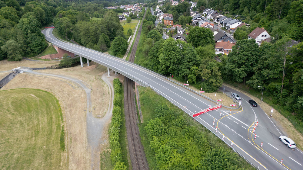 Wegen Rissen im Beton ist die wichtige B 45-Verbindung seit Wochen schon dicht.