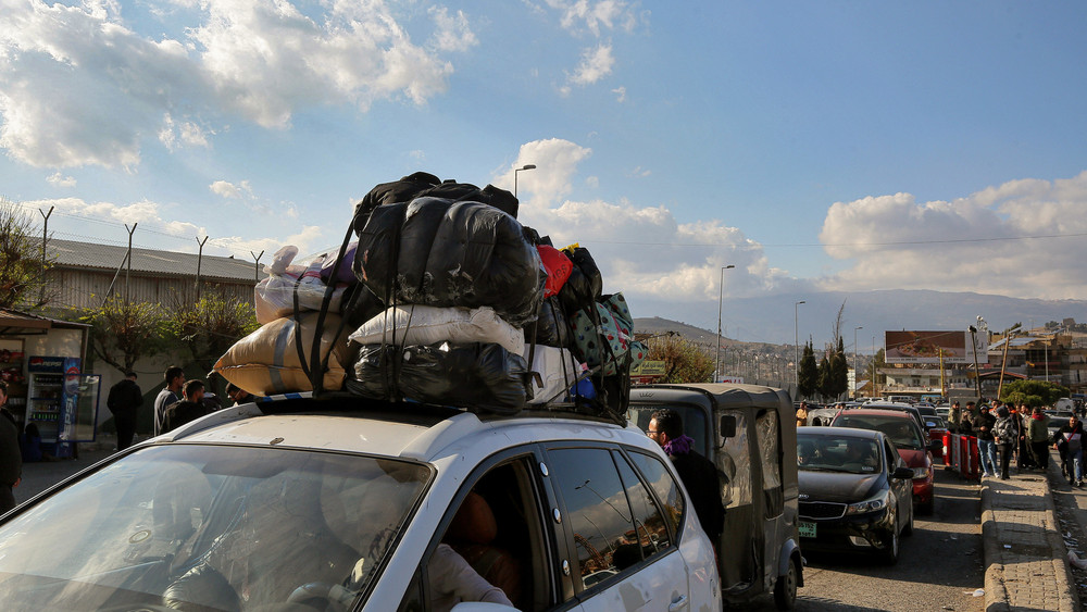 An der libanesischen Grenze zu Syrien, in der Gegend von Masnaa, stehen Autos mit syrischen Flüchtlingen, die auf die Einreise in ihr Land warten, nachdem die Syrer nach dem Sturz des syrischen Regimes in ihre Heimat zurückgekehrt sind.