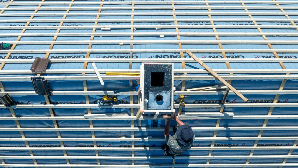 Dachdecker bei der Arbeit - Das Handwerk im Kreis Marburg sucht Nachwuchs. 
