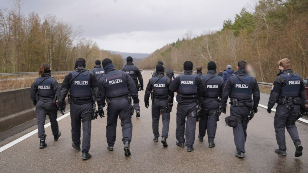 Nach dem Schuss auf den LKW hatte die Polizei mit Suchhunden auf der A7 bei Hünfeld nach möglichen Spuren gesucht.