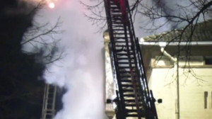 Eisige Temperaturen und Flammen: Altes Bahnhofsgebäude in Hagenow brennt