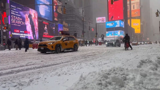 Leere Straßen und Flughäfen: Wintersturm legt US-Städte lahm
