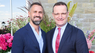 Jens Spahn im Babyglück - mit Hilfe einer Leihmutter