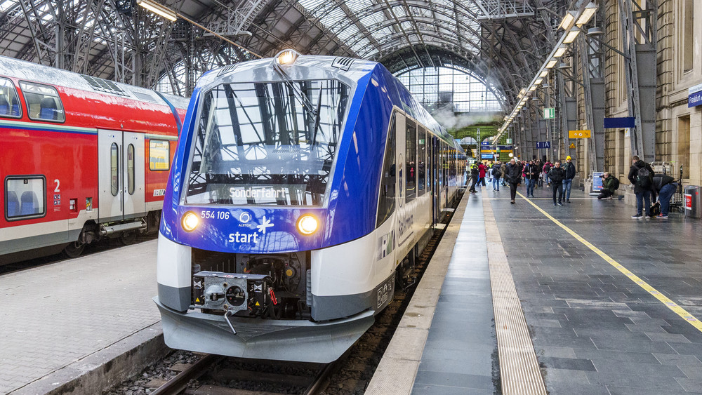 Bei den neuen Wasserstoffzügen der Bahn gibt es technische Probleme: Züge zwischen Frankfurt und Brandoberndorf fahren nicht.