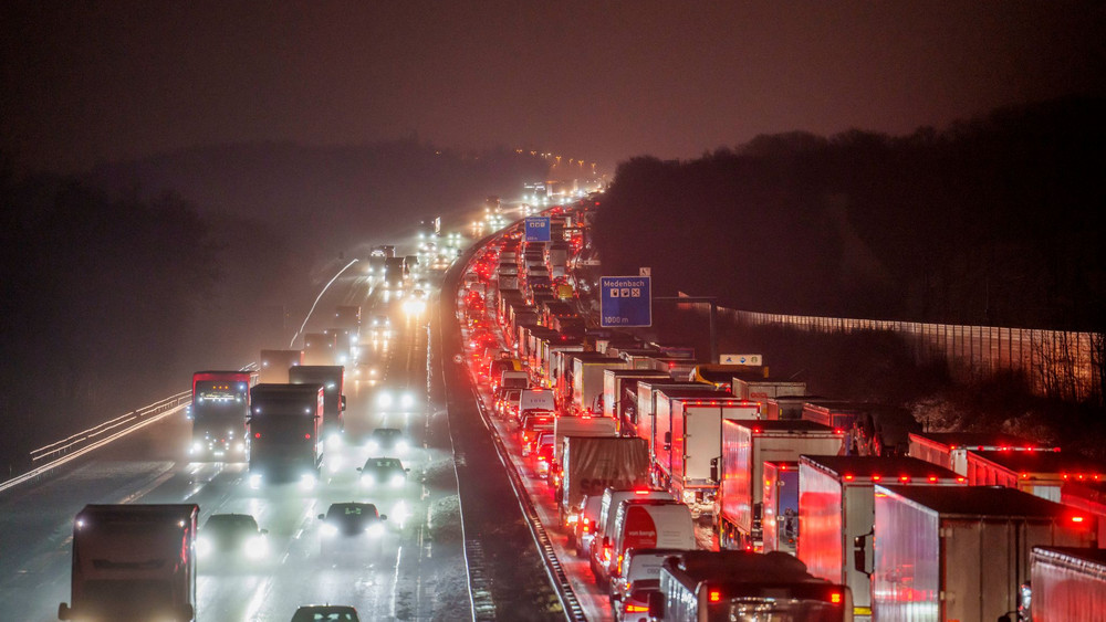 Verkehrsstau nach Wintereinbruch