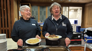 Mittagessen für hilfsbedürftige Menschen: Aktion in Frankfurter Kirche