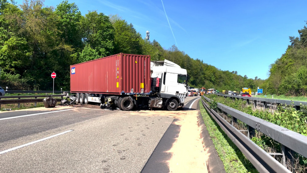 Der LKW ist quer über deine Fahstreifen stehen geblieben. 