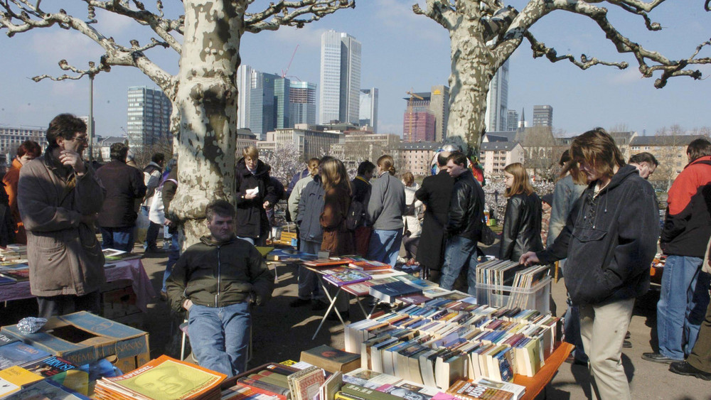 Flohmärkte in Hessen: Ein Flohmarktstand am Frankfurter Museumsufer