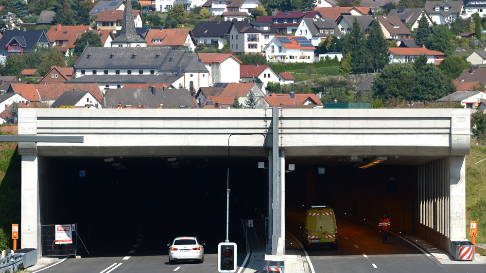 Nach dem spektakulären Unfall im Mai muss die Tunnelröhre der A66 in Neuhof in Fahrtrichtung Fulda in der Nacht von Donnerstag auf Freitag erneut gesperrt werden. 