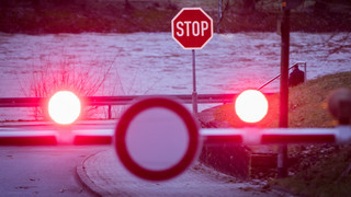 Hirschhorn: Kran kippt auf Güterschiff - Schleuse wieder frei