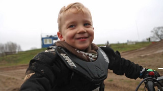 Dreijähriger geht viral – Motocross-Youngster auf Social Media 