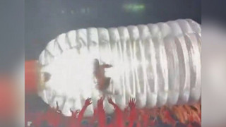 Katy Perry steckt mittem im Konzert in riesiger Flasche fest