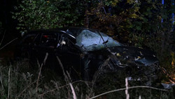 Nach Unfall: Polizei sucht Fahrer mit Hubschrauber im Wald