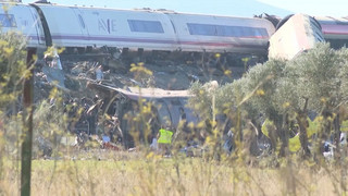 Waggons stürzen Bahndamm hinab: Mindestens 30 Tote bei Zugunglück in Spanien