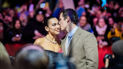 Dua Lipa ganz in Weiß - Party auf Sizilien läuft