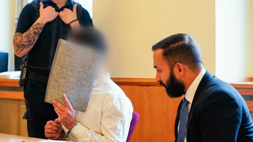 Ein Angeklagter sitzt im Verhandlungssaal des Amtsgerichts Ludwigshafen neben seinem Anwalt Ümit Kaya.