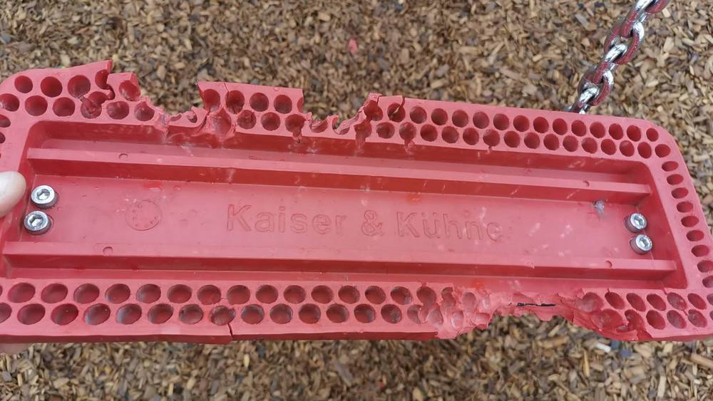 Einer der beschädigten Schaukelsitze