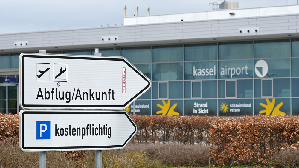 Der Regionalflughafen Kassel Airport steht im Mittelpunkt von Kontroversen, nachdem Kassels Oberbürgermeister Sven Schoeller die Subventionen hinterfragte, was durch Proteste der Klimagruppe "Letzte Generation" verstärkt wurde (Archivbild).