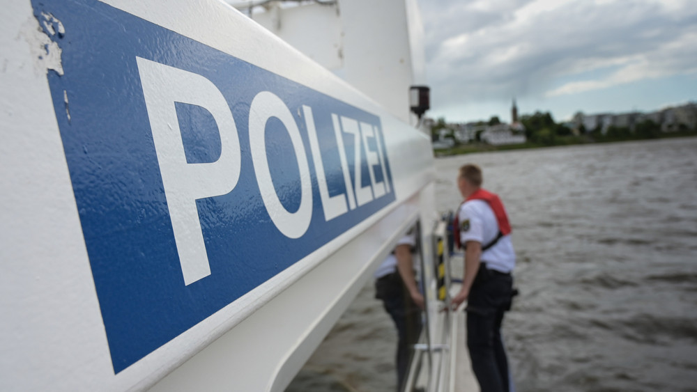 Auf dem Rhein bei Mainz hat die Wasserschutzpolizei einen betrunkenen Bootsfahrer gestoppt (Symbolbild).