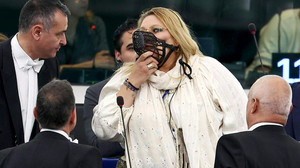 Bizarrer Auftritt von rumänischer Rechtsaußen-Politikerin im EU-Parlament