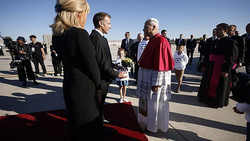 Frankreich empfängt Papst Leo XIV in Orly, Glocken läuten landesweit