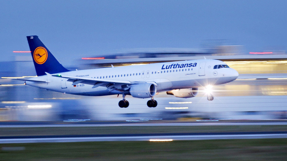 Aufatmen bei der Lufthansa und in Italien: Der Weg für die Übernahme der Gesellschaft Ita ist nun frei. Lange fürchtete die EU höhere Ticketpreise. Dem sollen Zugeständnisse entgegenwirken.