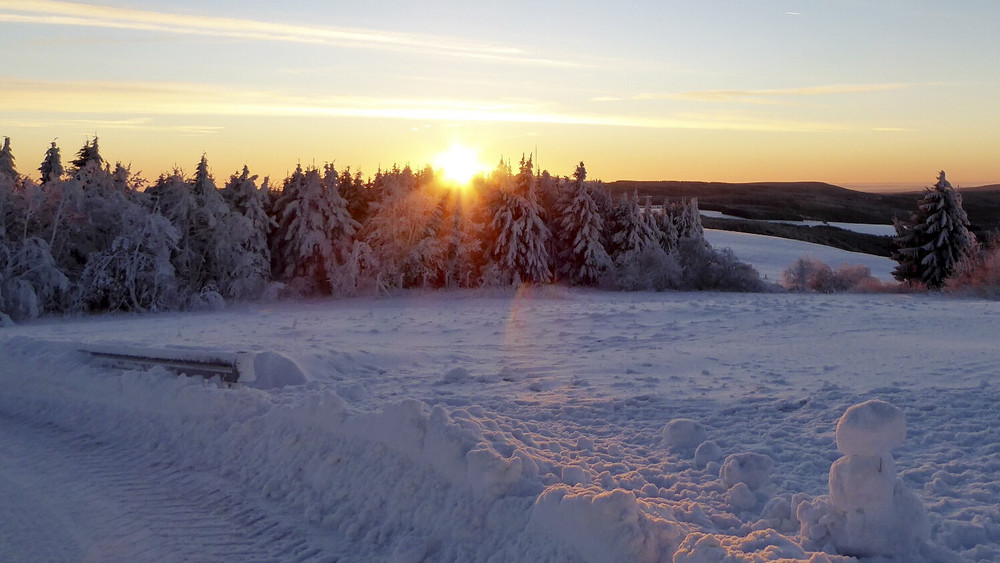Sonne und Schnee in der hessischen Rhön.