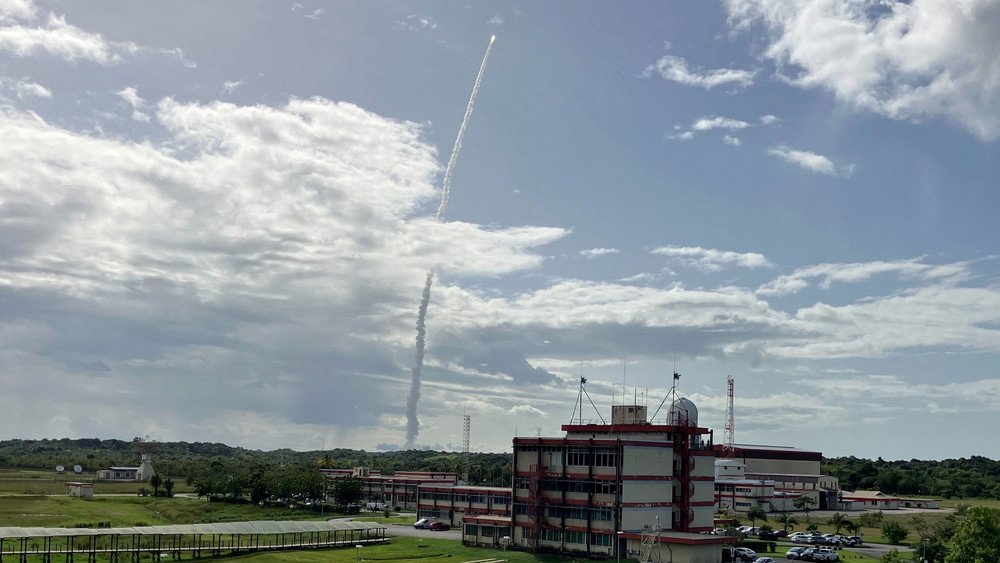 Die neue europäische Trägerrakete Ariane 6 startete in Französisch-Guayana erstmals in den Weltraum. Die Rakete hob gegen 21:00 Uhr (MESZ) vom europäischen Weltraumbahnhof in Kourou ab.