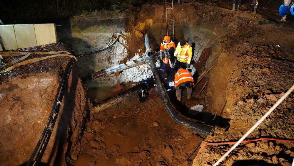 Arbeiten an der defekten Wasserleitung in Söhrewald-Wellerode