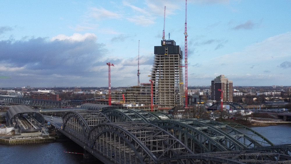 Blick auf die Baustelle des Elbtowers an den Elbbrücken in der Hafencity (Aufnahme mit einer Drohne). Die Eigentümerin des Grundstücks meldete Insolvenz an, wie die Stadt Hamburg mitteilte.