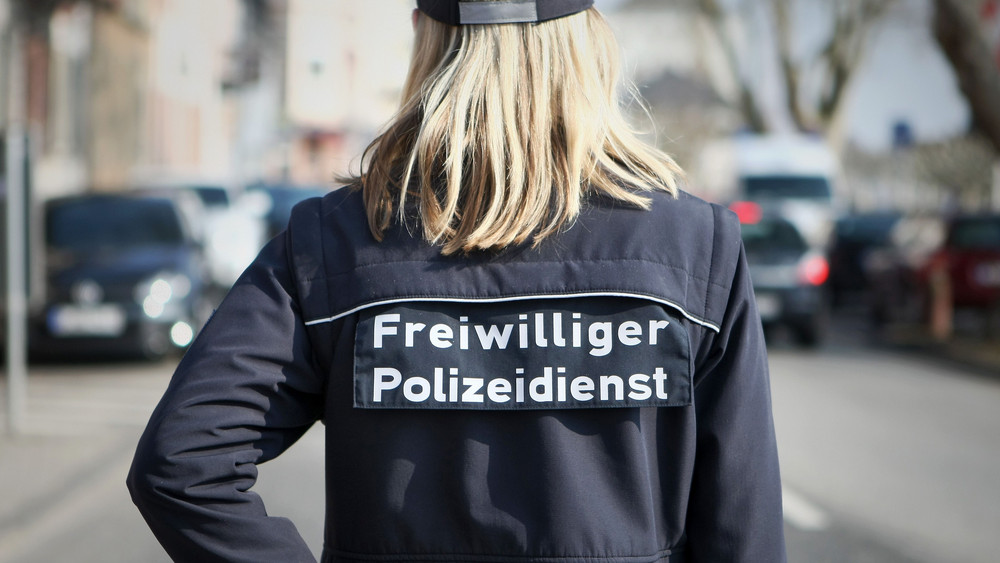 Für Stadt und Ladkreis Fulda und für Alsfeld werden aktuell freiwillige Polizeihelferinnen und -helfer gesucht (Symbolbild). 