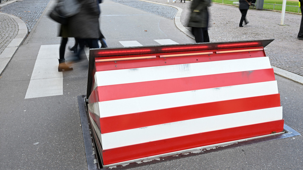 Hessens Innenminister Poseck hat einen ersten Förderbescheid aus dem Sofortprogramm für Sicherheit bei Volksfesten an vier Kommunen im Landkreis Limburg-Weilburg überreicht (Symbolbild).
