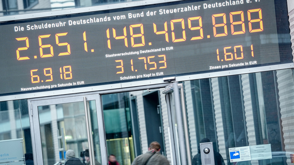 Die Schuldenuhr des Bundes der Steuerzahler zeigt am Morgen fortlaufend den aktuellen Stand an. 
