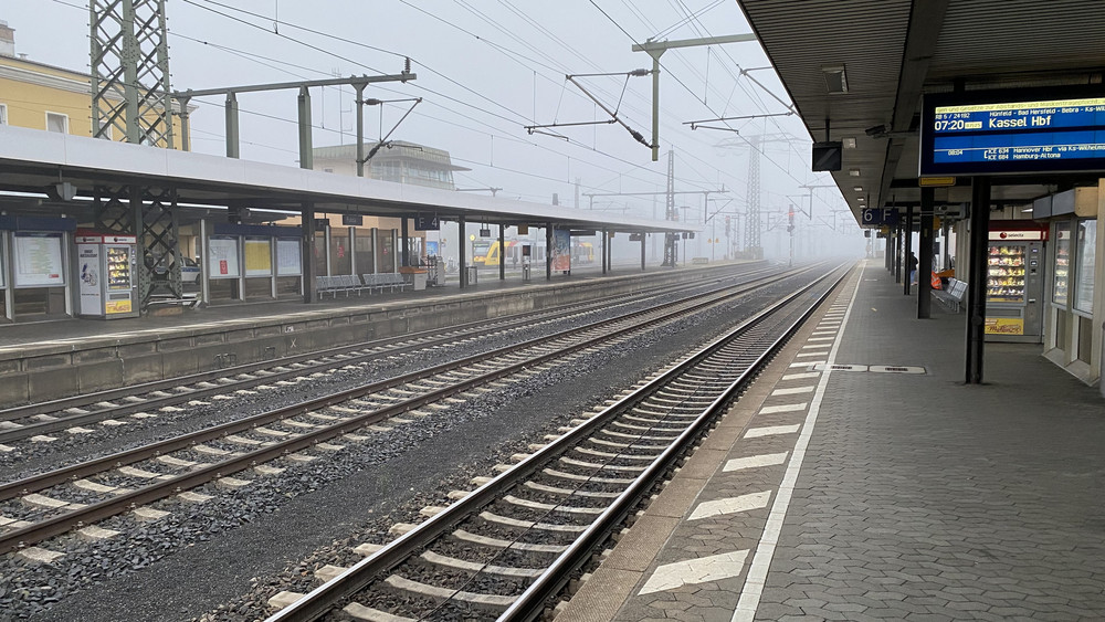 Bei der Deutschen Bahn wird es bis nächste Woche keine Streiks geben, die Gewerkschaft EVG prüft ein neues Tarifangebot.