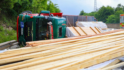 Sperrung bis heute Nachmittag: Holzlaster auf A5 umgestürzt