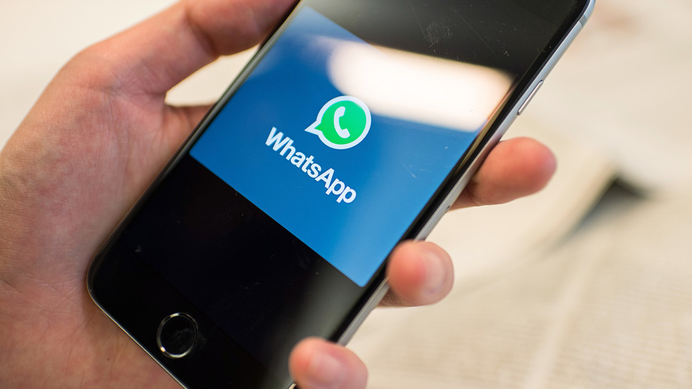 In den Kreisen Fulda und Vogelsberg waren Betrüger mit der WhatsApp-Masche erfolgreich (Symbolbild Handy). 