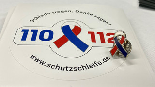 Gewalt gegen Feuerwehr und Polizei: Schleifen-Aktion wirbt für Respekt